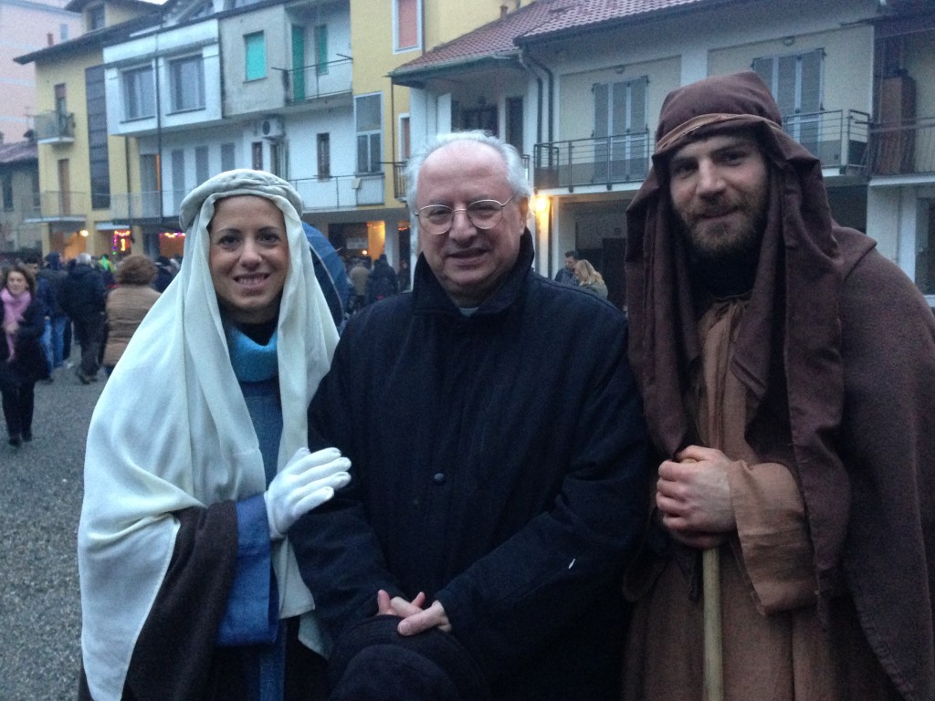 Don Claudio Silva, tra Maria (Daniela Tancredi) e Giuseppe (Claudio Rolla)