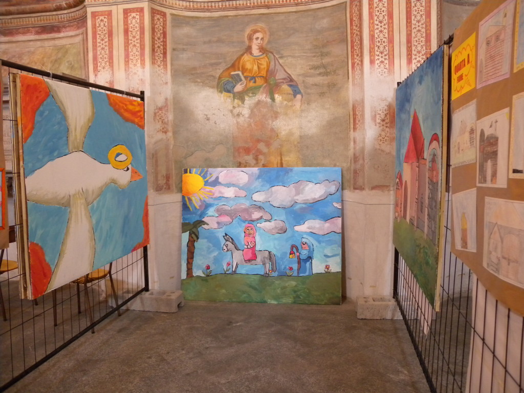 esposizione dei disegni delle scuole all'interno di Santa Maria Nova