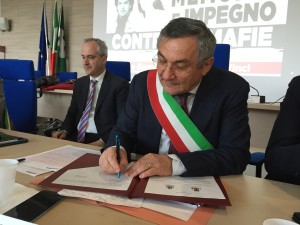 antonio-brescianini-durante-la-firma-del-gemellaggio