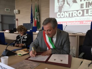 francesco-cosentino-durante-la-firma