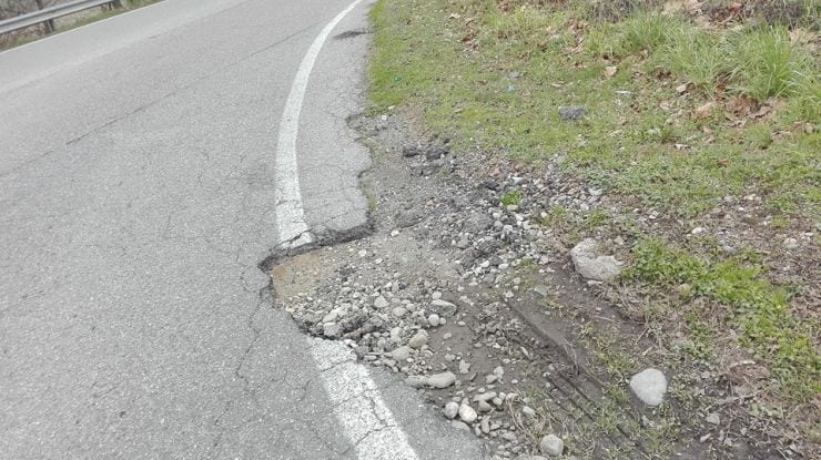 Buche come crateri a Melzo. Buca in Viale Svezia