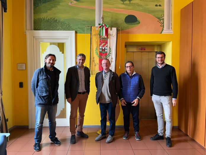 Da sinistra a destra: Luca Fabbri Direttore Commerciale di Astra Cooperativa, Luca Maggioni Sindaco, Stefano Dones incaricato sul territorio di Astra Cooperativa, Maurizio Taverna Presidente Cooperativa Sociale Il Sorriso e Andrea Lamperti Assessore alle Politiche Sociali